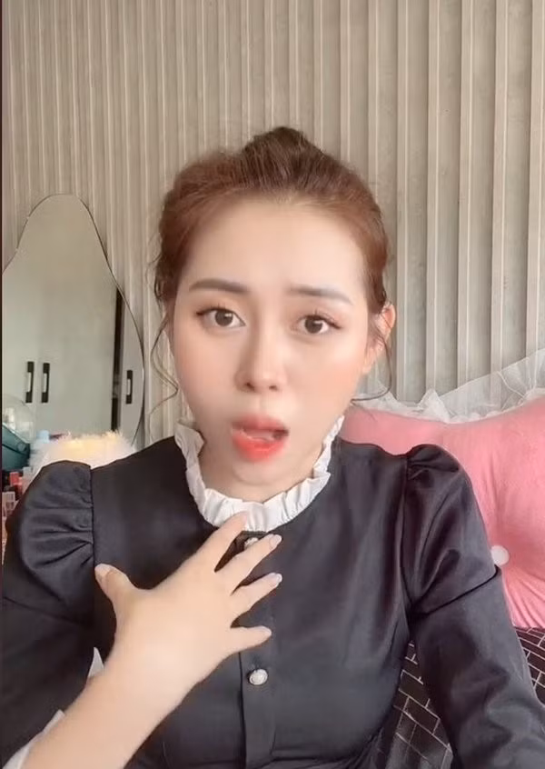 Được biết, Việt Phương Thoa từng tham gia một cuộc thi Hoa khôi tại trường cấp 3 và xuất sắc giành lấy ngôi vị cao nhất. Tuy nhiên, khi được trường cử đi thi ở tỉnh thì cô nàng lại không đạt được kết quả như mong muốn.