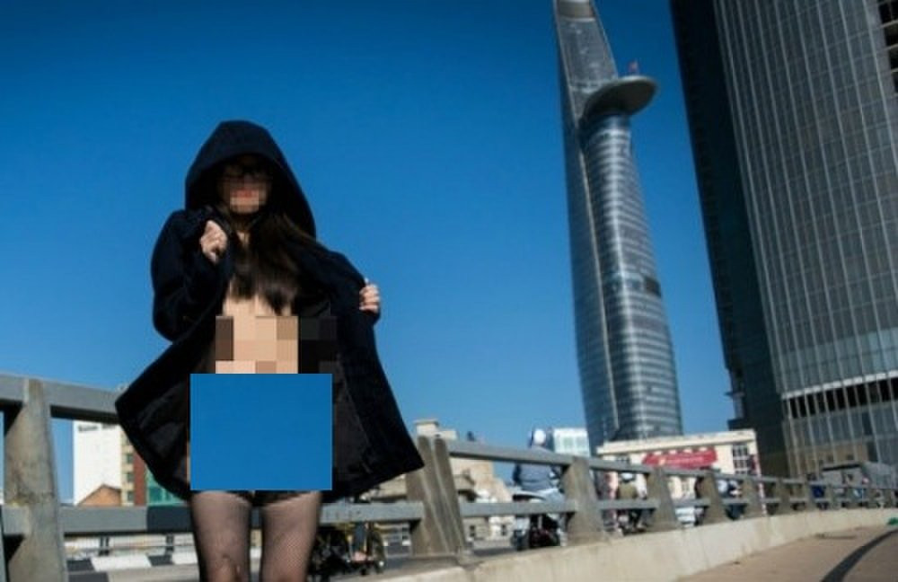 Hình ảnh lõa lồ trên của cô gái khiến nhiều người phải buông lời chỉ trích bởi không phù hợp với thuần phong mỹ tục của Việt Nam.