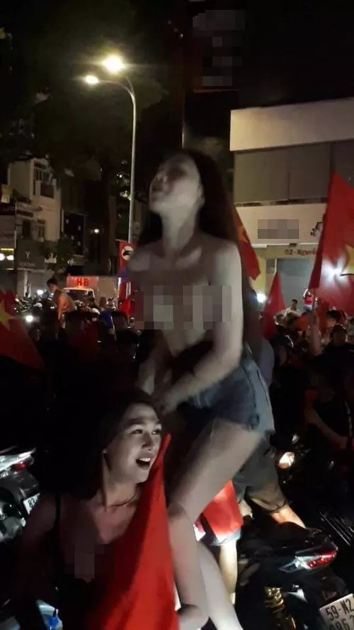 Một cô gái lợi dụng việc "đi bão" mừng đội tuyển Việt Nam để cởi đồ khoe thân hình lõa lồ.