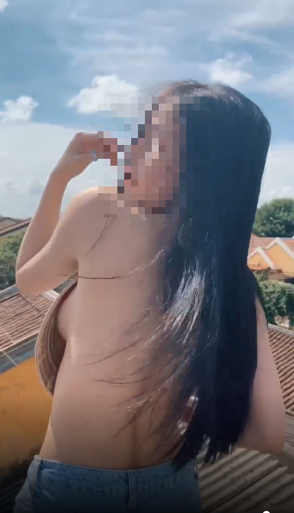 Trước đó netizen từng chứng kiến không ít lần, các thiếu nữ ăn mặc lõa lồ ra đường.