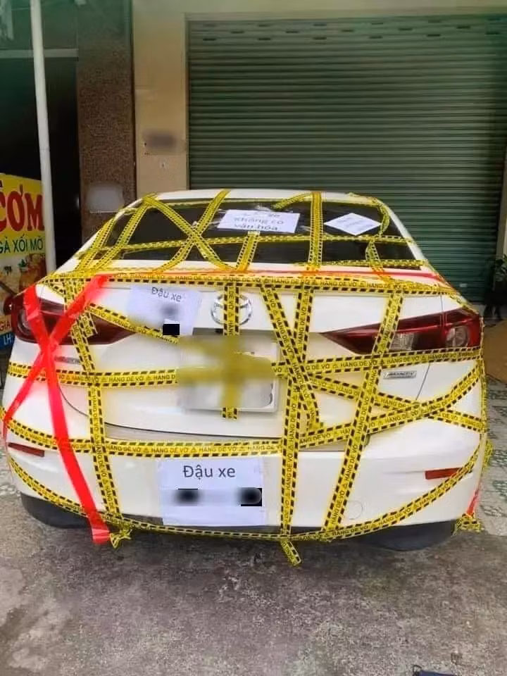 Chiếc xe này bị "niêm phong" bởi băng dính chằng chịt chỉ vì đỗ sai quy định.