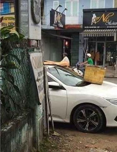 Theo người chứng kiến sự việc chia sẻ, vụ việc trên diễn ra ở ngõ Vũ Tông Phan, phường Khương Đình, quận Thanh Xuân (Hà Nội).