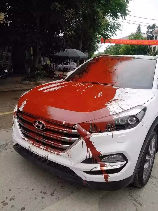 Chỉ vì đỗ xe sai quy định mà chủ xe nhận nguyên món quà là xô sơn đỏ.