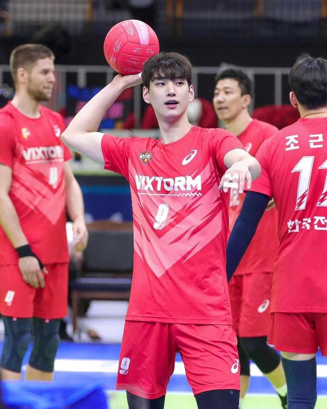 Sở hữu gương mặt thanh tú đậm chất người mẫu cùng thân hình 6 múi săn chắc, cái tên Lim Sung Jin luôn được nhiều nhãn hàng thời trang lớn săn đón. Các tờ tạp chí nổi tiếng tại Hàn Quốc còn phải cố gắng sắp xếp thời gian để có thể mời được anh tham gia buổi chụp hình (Ảnh: Twitter).