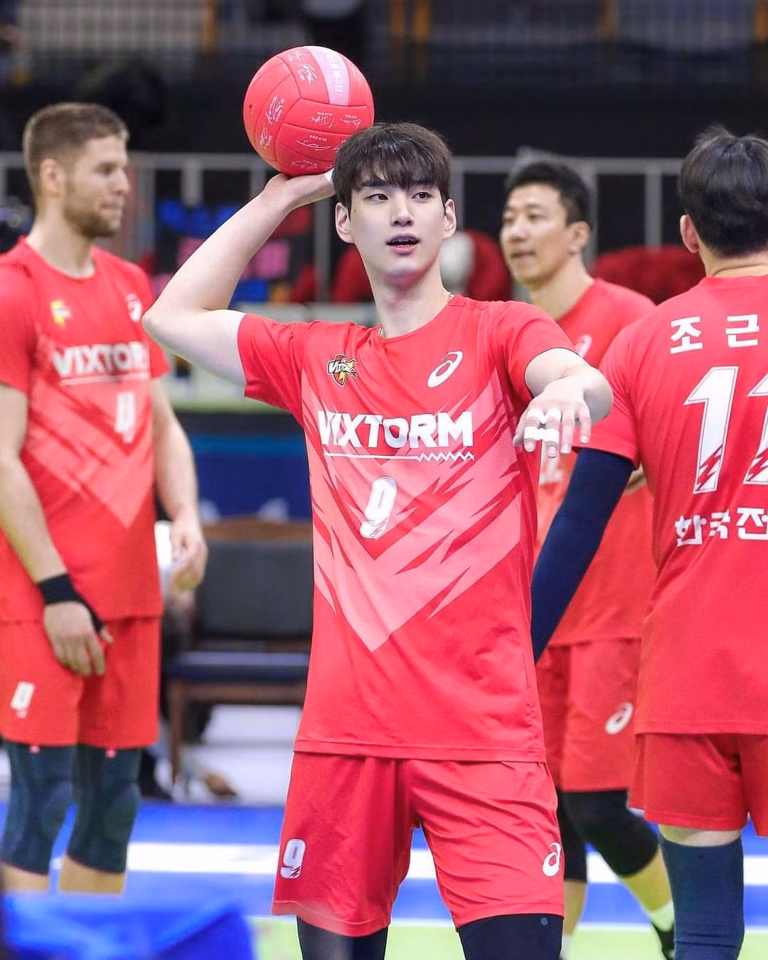 Sở hữu gương mặt thanh tú đậm chất người mẫu cùng thân hình 6 múi săn chắc, cái tên Lim Sung Jin luôn được nhiều nhãn hàng thời trang lớn săn đón. Các tờ tạp chí nổi tiếng tại Hàn Quốc còn phải cố gắng sắp xếp thời gian để có thể mời được anh tham gia buổi chụp hình (Ảnh: Twitter).