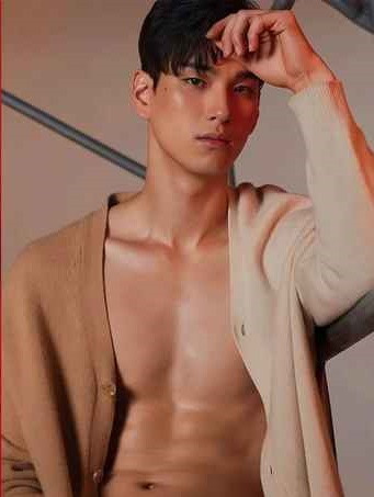 Cởi bỏ tấm áo thi đấu, Lim Sung Jin như được trở lại với chính độ tuổi Gen Z của mình. Anh chàng thường lựa chọn trang phục đơn giản.