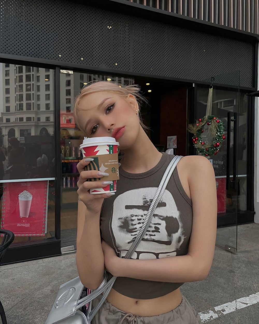 Trên trang cá nhân, hot girl Xoài Non vừa đăng tải loạt khoảnh khắc diện đồ mát mẻ, phóng khoáng dạo phố. Cô lựa chọn trang phục đơn giản với áo crop top cùng quần dù thoải mái.