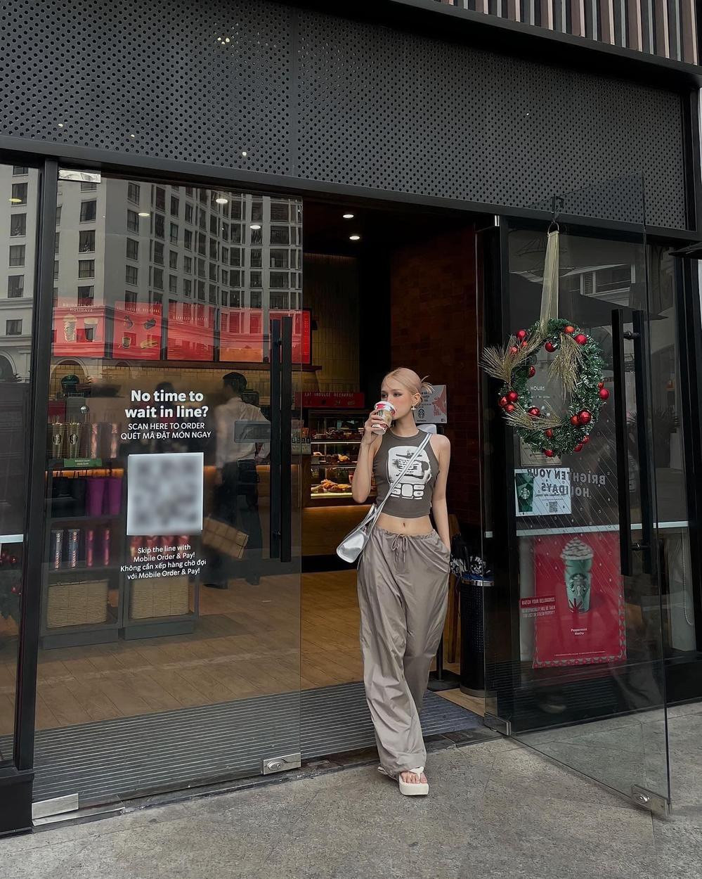 Tuy nhiên, nhờ thiết kế thời thượng mà khoe trọn body thon thả của hot girl.