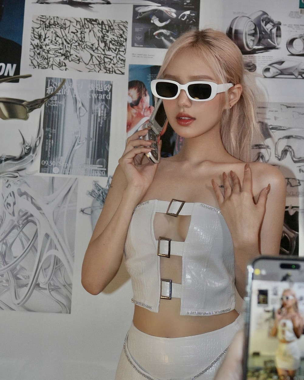 Sau thời gian về quê diện đồ nuốt dáng thì cuối cùng mỹ nhân 2k2 cũng quay về với diện mạo "hết nước chấm" phô diễn eo thon con kiến nơi phố thị.