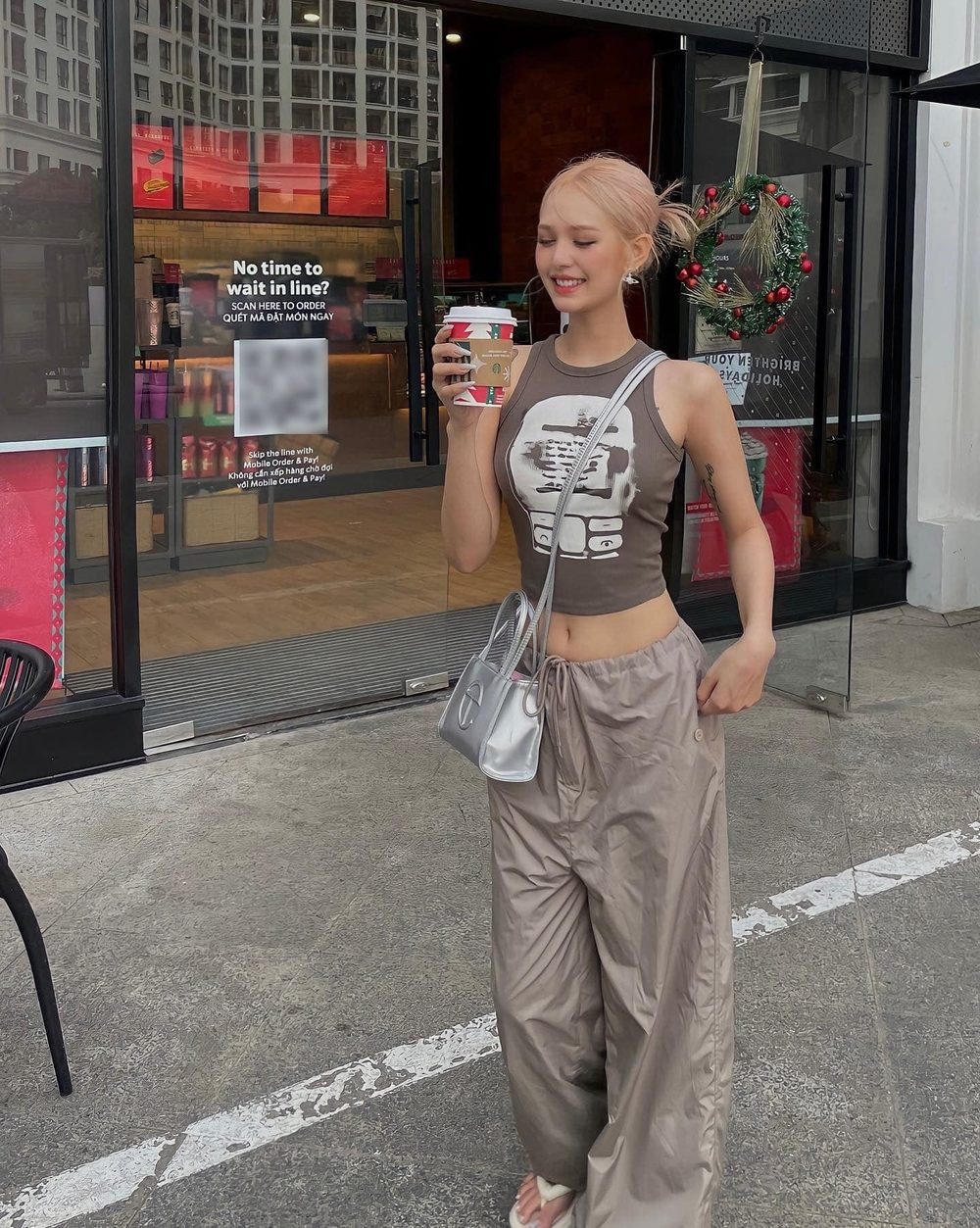 Sau chuyến về thăm quê có nhiều hoạt động chuẩn gái đảm thì hot girl đã lên đồ "cháy" phố khoe hình thể nuột nà.