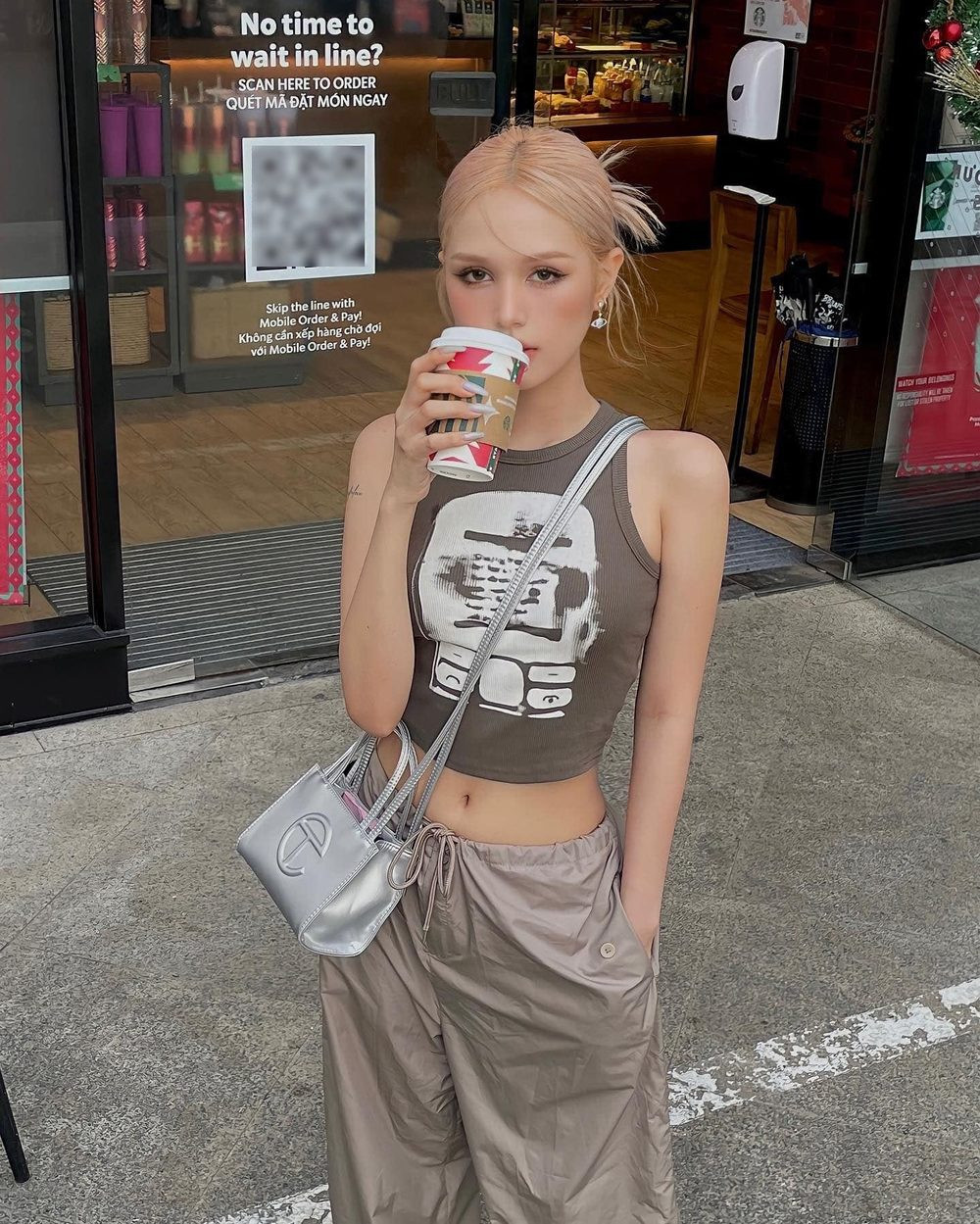 Xứng tầm mỹ nhân thế hệ mới, Xoài Non dường như chẳng bao giờ sợ xấu khi trong bất kỳ hình ảnh nào cũng giữ nguyên vẻ đẹp vốn có. Chưa từng bị dìm bởi cam thường hay thậm chí ăn mặc luộm thuộm, chính vì lẽ đó mà khán giả không khỏi yêu thích vẻ ngoài của cô.