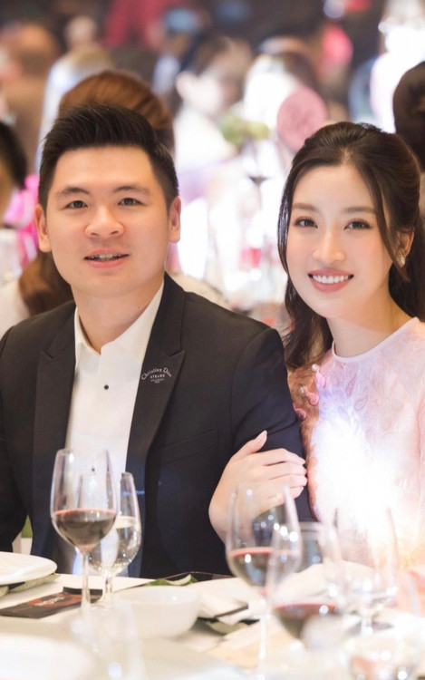 Khi tham gia chương trình này, Đỗ Mỹ Linh cũng mặc áo dài suông giúp giấu bụng rất khéo.