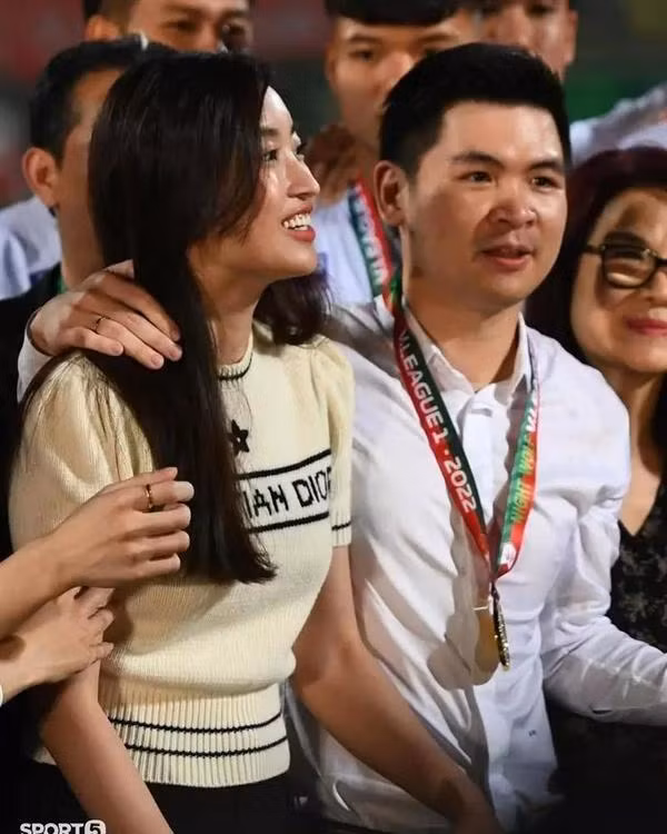 Mới đây, khi làm khách mời trong một talkshow truyền hình và lần đầu chia sẻ về cuộc sống hôn nhân thì Hoa hậu Đỗ Mỹ Linh lại khiến khán giả nhận không ra vì hơi khác lạ.