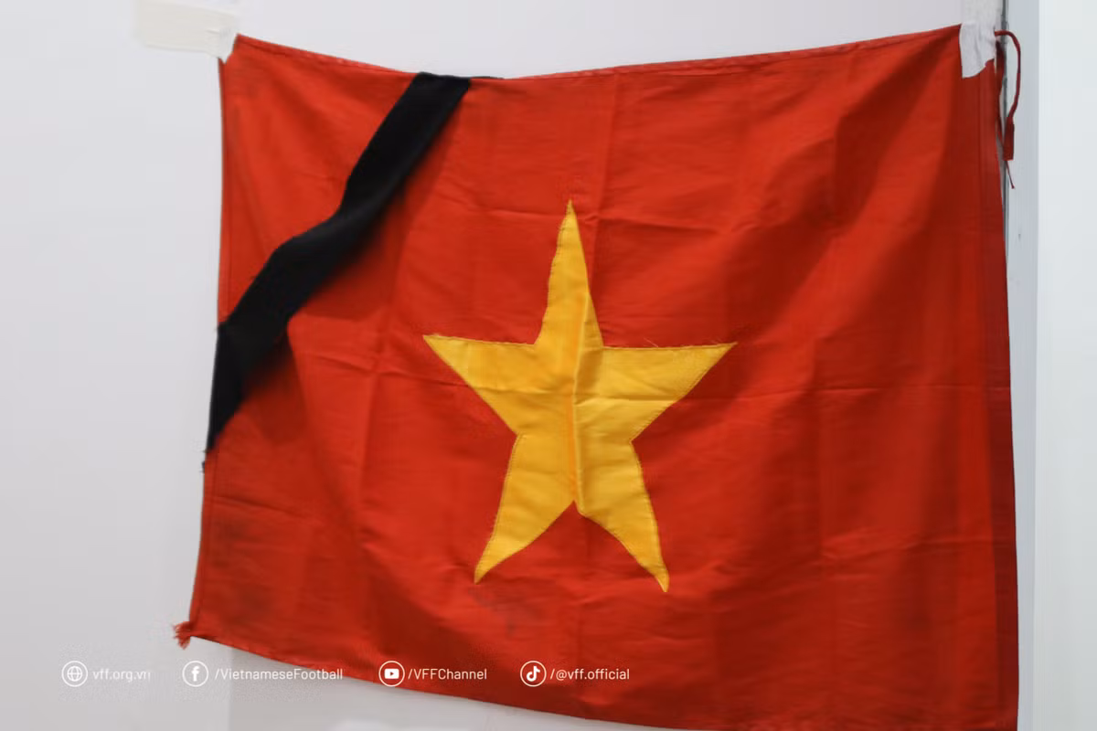 U19 Viet Nam deo bang tang tuong nho Tong bi thu Nguyen Phu Trong-Hinh-5