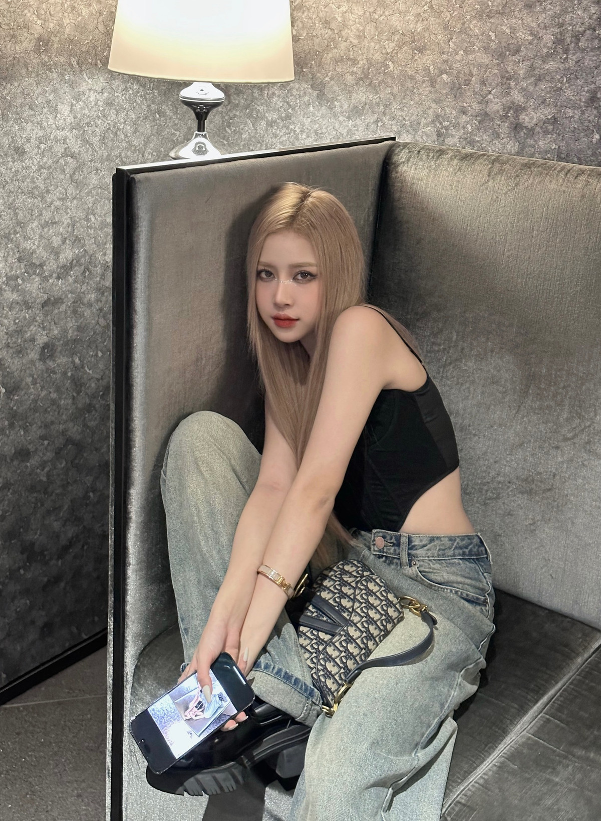 Mỗi bức hình đều thể hiện sự tự tin và phong cách năng động, hiện đại của Huyền Diệu.