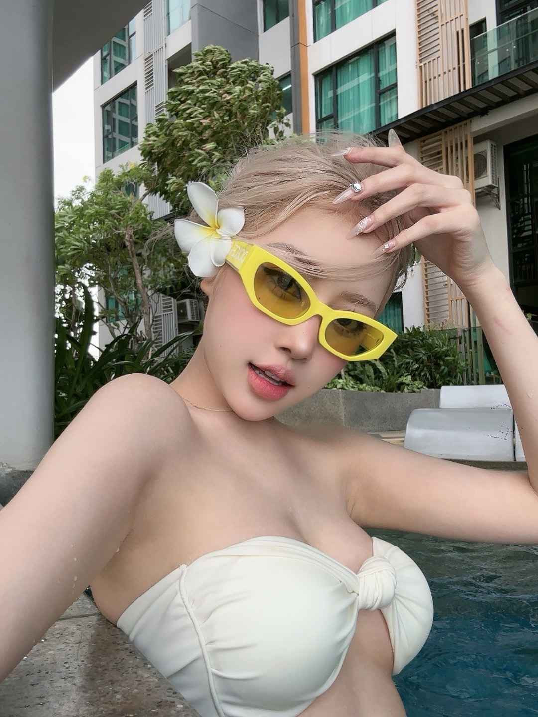 Huyền Diệu sở hữu một gương mặt xinh đẹp với sống mũi cao, đôi mắt to tròn và nụ cười tỏa nắng.