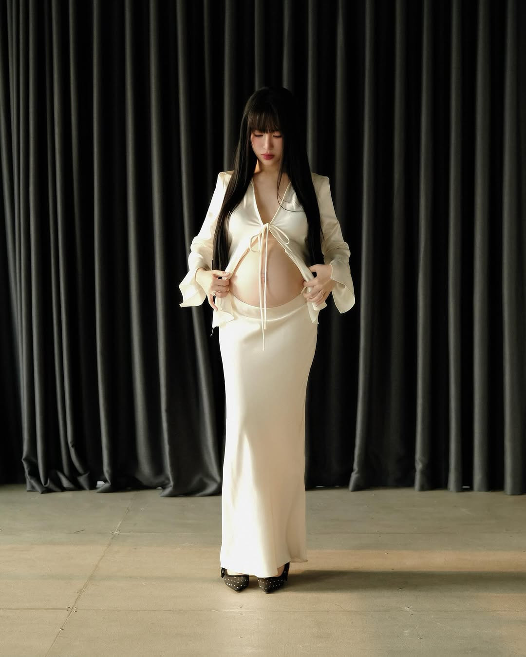 Dù mang thai liên tục, nhưng vẫn giữ được vóc dáng thon gọn và không bị sồ sề nhờ vào thói quen vận động nhẹ nhàng.