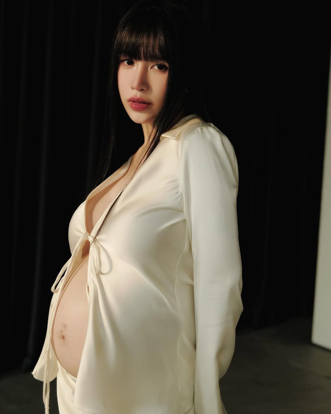 Joyce Phạm cũng thu hút sự chú ý khi vác bụng bầu lớn để tham dự sự kiện âm nhạc của thần tượng cô yêu thích. Điều này cho thấy tinh thần “quẩy” hết mình của bà bầu nổi tiếng.