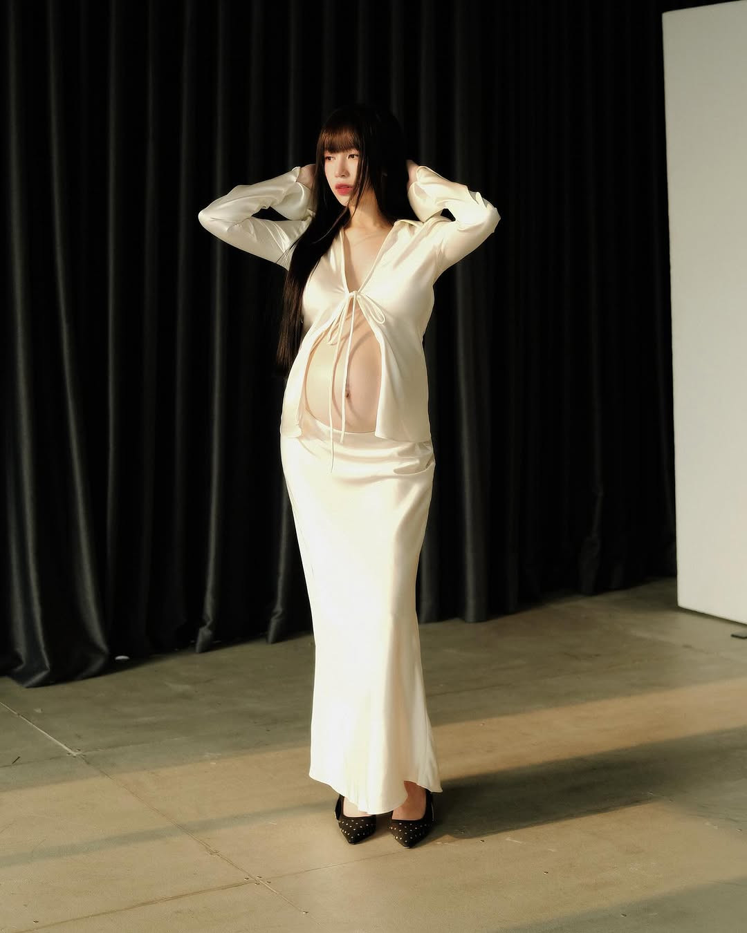 Joyce Phạm cho biết để đảm bảo an toàn cho mẹ và con, cô tránh xa các thực phẩm không tốt cho thai kỳ như đồ ăn tái sống, rượu bia, cà phê quá nhiều, giúp em bé phát triển khỏe mạnh từ trong bụng mẹ.