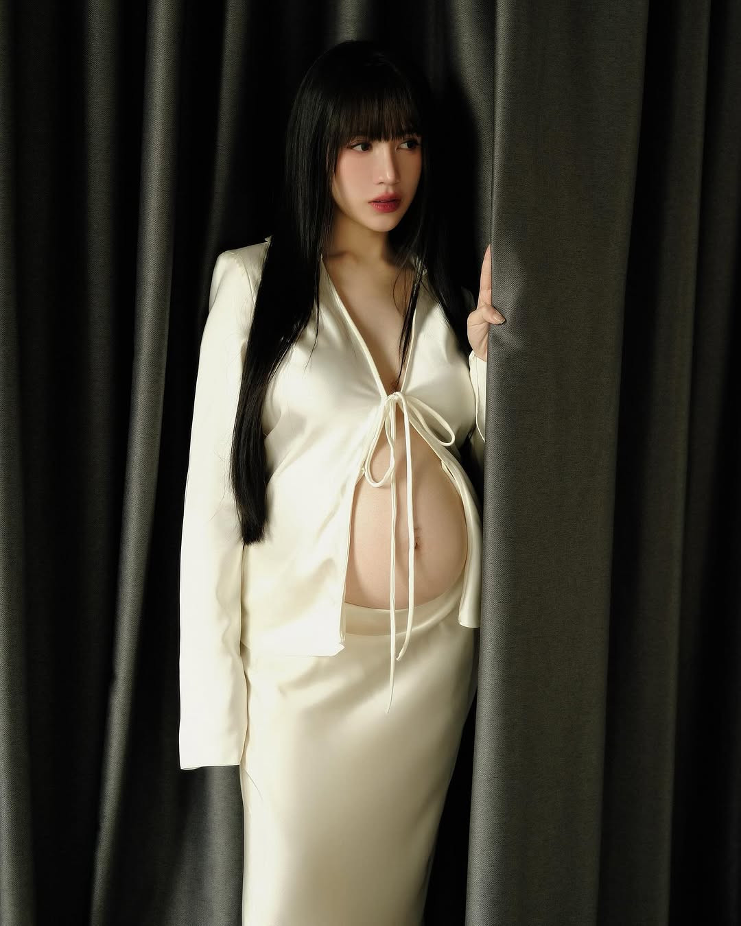 Đến năm 2024, con gái đại gia Minh Nhựa trở thành tâm điểm chú ý khi thông báo mang thai lần 3. Cô chia sẻ rằng bản thân thường xuyên uống nước lọc, nước dừa, nước cam và sữa hạt để cung cấp dưỡng chất cho bé và duy trì làn da căng mịn.