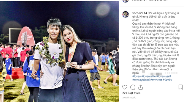 Khi bị nói là "làm màu", "hám fame" khi đến chia vui cùng bạn trai trong ngày lễ nhận cúp vô địch của CLB Hà Nội, Vóc Đỗ cũng không ngần ngại đáp trả. Ai hiền cứ hiền chứ cô nàng này thì không dễ bị "bắt nạt".