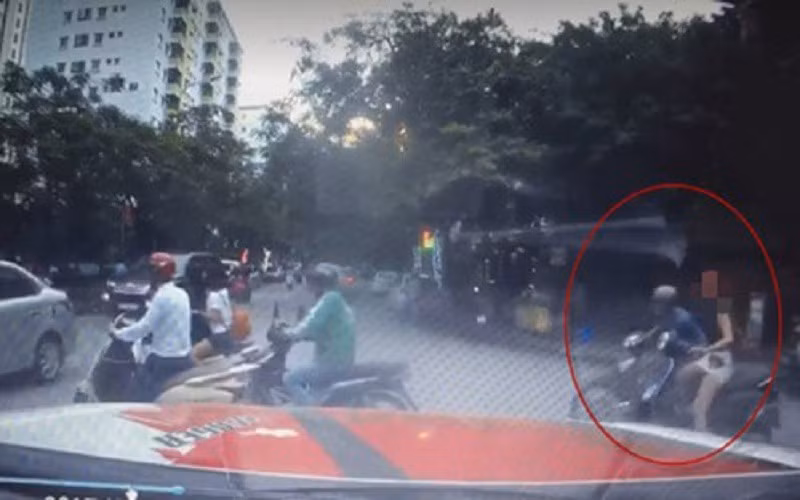 Đang đi giữa đường, cô gái trẻ bị một kẻ biến thái sàm sỡ giữa ngã tư đông người.