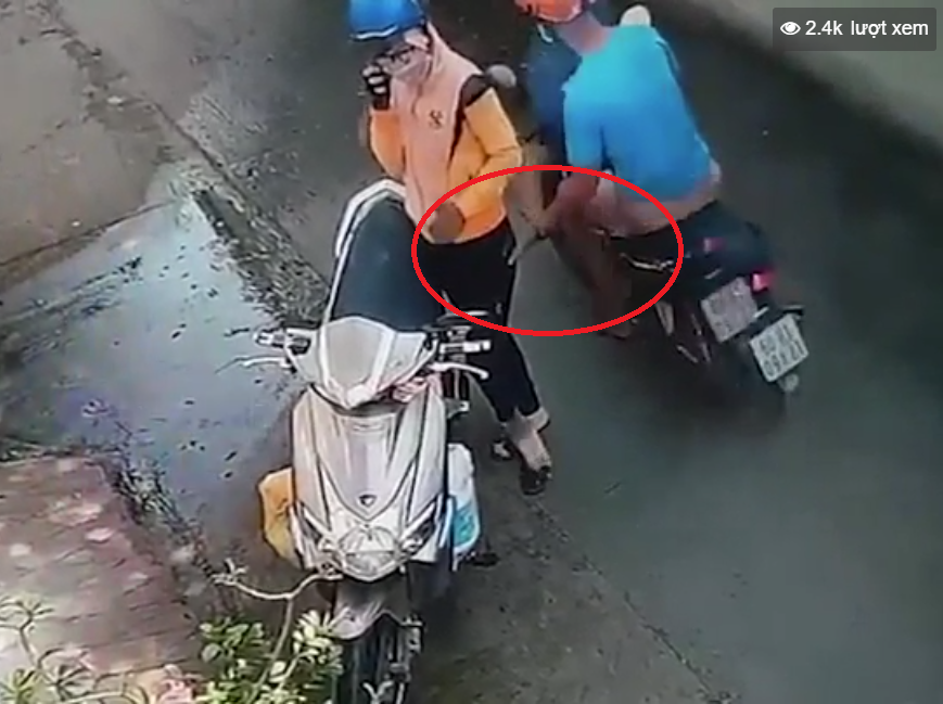 Đi kèm với đoạn clip, người đăng tải còn đang theo dòng trạng thái: "Sự việc xảy tại khu dân cư P. Tân phong , TP Biên Hòa - Đồng Nai, theo cô gái chia sẻ thì khi cô đang nghe điện thoại thì bị người đàn ông đi xem máy BKS 60-H1-XXXXX đi tới có hành vi sàm sỡ rồi bỏ đi".