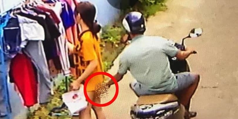 Trước đó, không ít lần, dân mạng từng chứng kiến các kẻ biến thái sàm sỡ các cô gái giữa ban ngày khiến ai cũng phải bất bình.