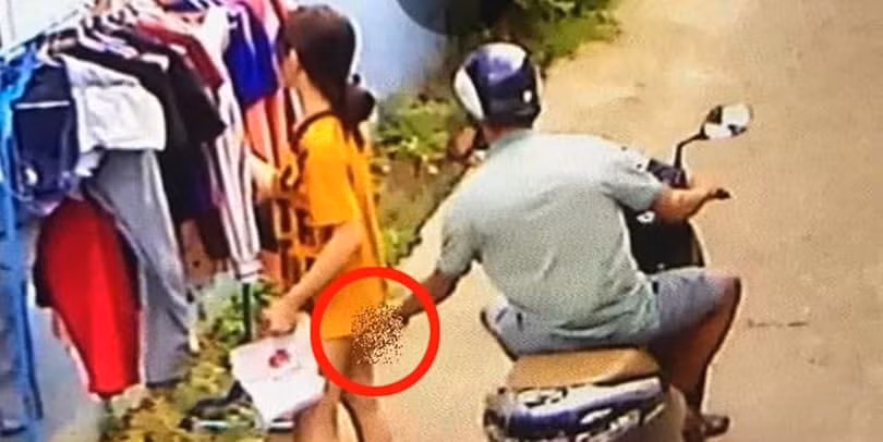 Trước đó, không ít lần, dân mạng từng chứng kiến các kẻ biến thái sàm sỡ các cô gái giữa ban ngày khiến ai cũng phải bất bình.