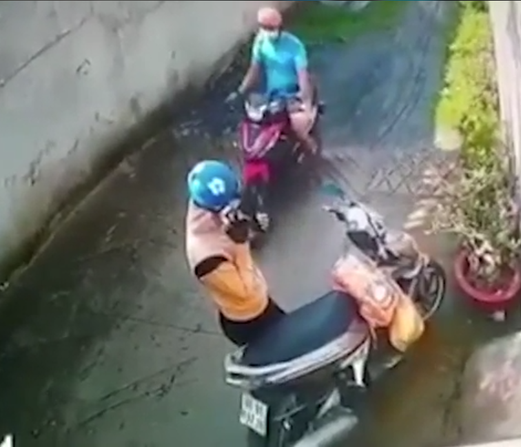 Hình ảnh trong đoạn clip được trích xuất tại camera của một gia đình. Vào thời điểm đó, cô gái mặc áo chống nắng màu cam đang dừng xe trước của nhà thì bị một người đàn ông điều khiển mô tô chạy qua sàm sỡ vòng 3.