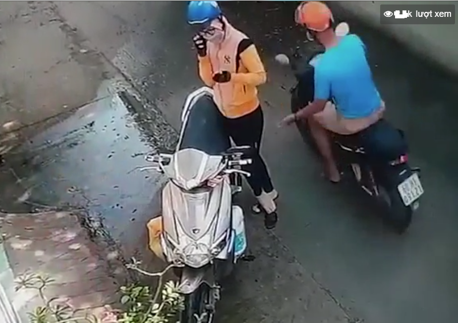 Sự việc xảy ra quá bất ngờ khiến cô gái bị sàm sỡ hết sức hoang mang dường như chưa hiểu chuyện gì vừa diễn ra.