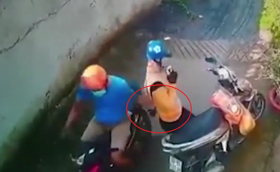 Sau khi được đăng tải, đoạn clip cô gái bị sàm sỡ khi đang đứng trước của nhà nhanh chóng trở thành chủ đề nóng trên mạng xã hội, nhận được sự chú ý của đông đảo cộng đồng mạng.