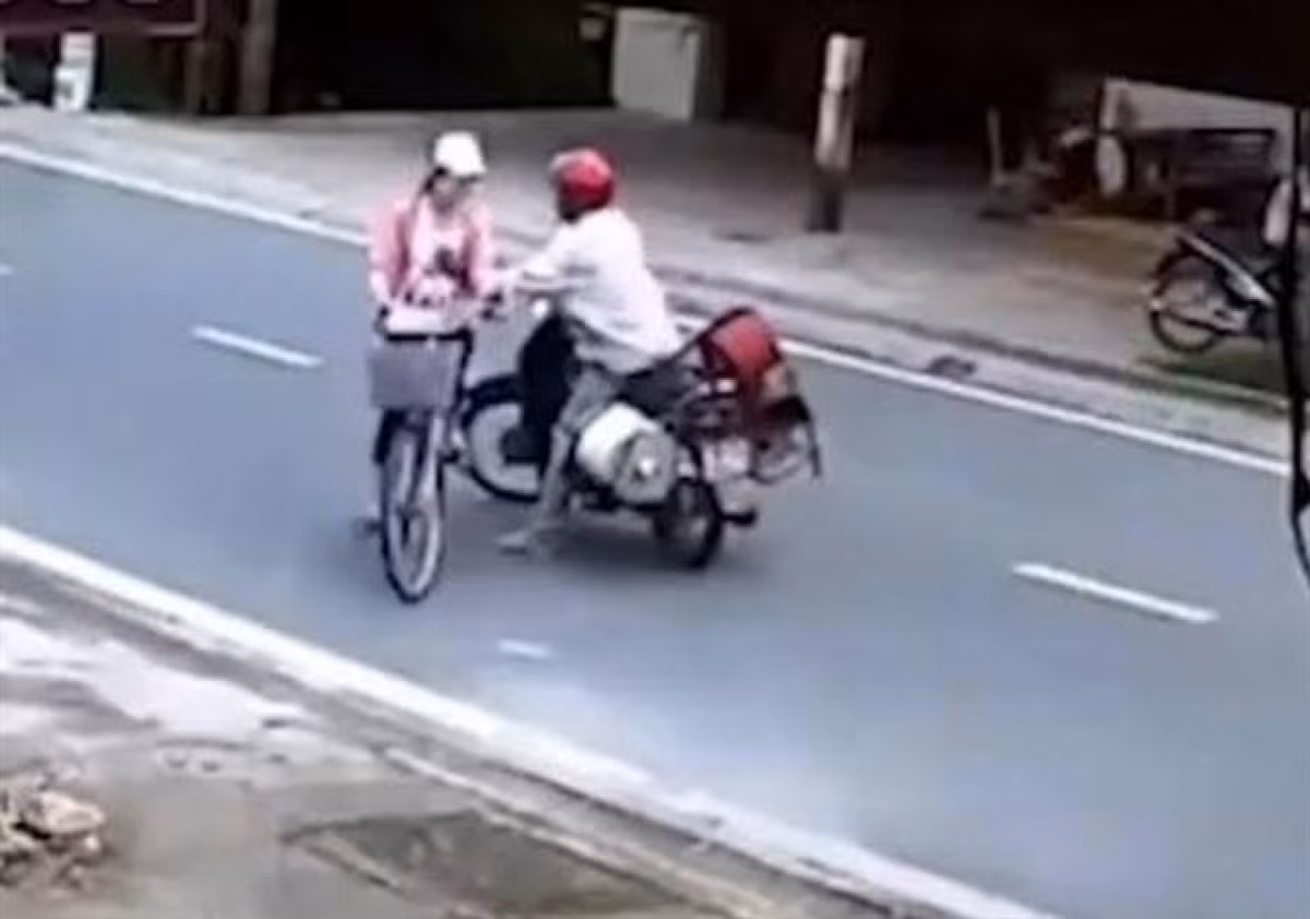 Hầu hết mọi người đều bức xúc và chỉ trích thậm tệ hành động biến thái của người đàn ông trong clip.