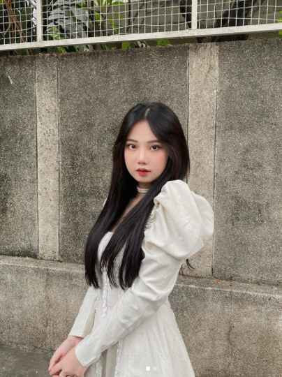 Nếu là một “tín đồ” của mạng xã hội và đặc biệt yêu thích các gương mặt trẻ có guu thời trang nổi bật, thì bạn không thể không biết đến hot girl Uyên Vy (sinh năm 1999 ở Đà Nẵng).