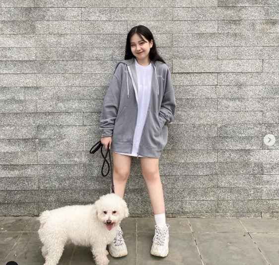 Uyên Vy thường mix áo thun hay áo sơmi với chân váy ngắn và short để trông cáo ráo hơn.