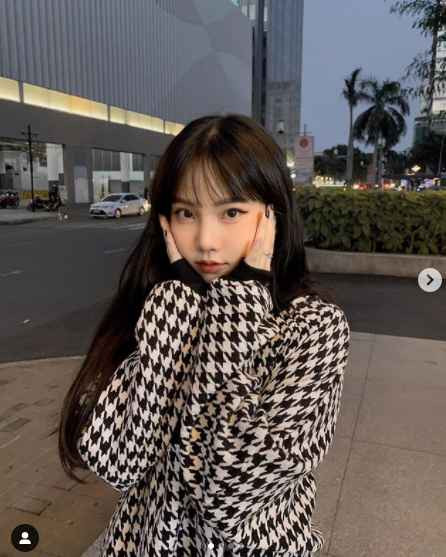 Uyên Vy thường bị nghi là chưa đủ tuổi xem những bộ phim kinh dị hay tình cảm giới hạn tuổi tác. Hay đi xem chương trình âm nhạc thường không nhìn thấy gì khi đứng phía sau. Ban đầu cô thấy khá bất tiện nhưng rồi cũng đã quen và yêu cơ thể mình.