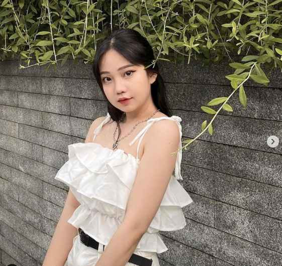 Nhờ được mọi người yêu mến, từ năm lớp 12, Uyên Vy đã cá kiếm được một khoản tiền kha khá nhờ sự nổi tiếng của mình.