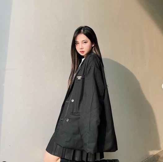 Trên trang cá nhân, Uyên Vy không chuộng trang phục khoe da thịt mà rất kín đáo, trang phục đơn giản nhưng rất cool.