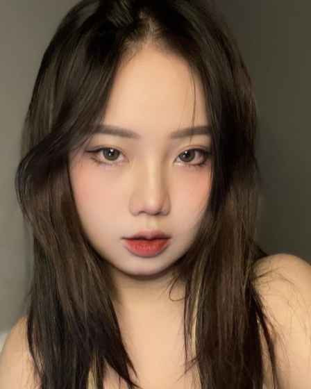 Không có gương mặt góc cạnh với bờ môi cong dày hay chiều cao siêu mẫu, body lý tưởng nhưng đổi lại, hot girl sinh năm 1999 lại có khuôn mặt xinh xắn, bầu bĩnh và đậm chất trẻ thơ.