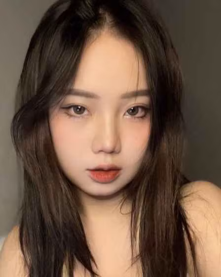 Không có gương mặt góc cạnh với bờ môi cong dày hay chiều cao siêu mẫu, body lý tưởng nhưng đổi lại, hot girl sinh năm 1999 lại có khuôn mặt xinh xắn, bầu bĩnh và đậm chất trẻ thơ.