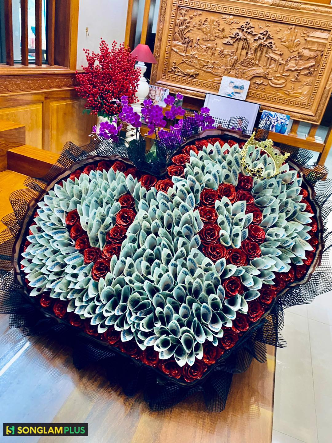 Cũng theo anh Đ., anh từng nhận được nhiều đơn hàng từ các đại gia đến từ mảnh đất Tây đô. Thế nhưng khi gia công bó hoa cho vị khách “chơi sộp” này, anh cảm thấy khá lo vì giá trị của nó rất cao, cố gắng làm từng công đoạn để không xảy ra sai sót.