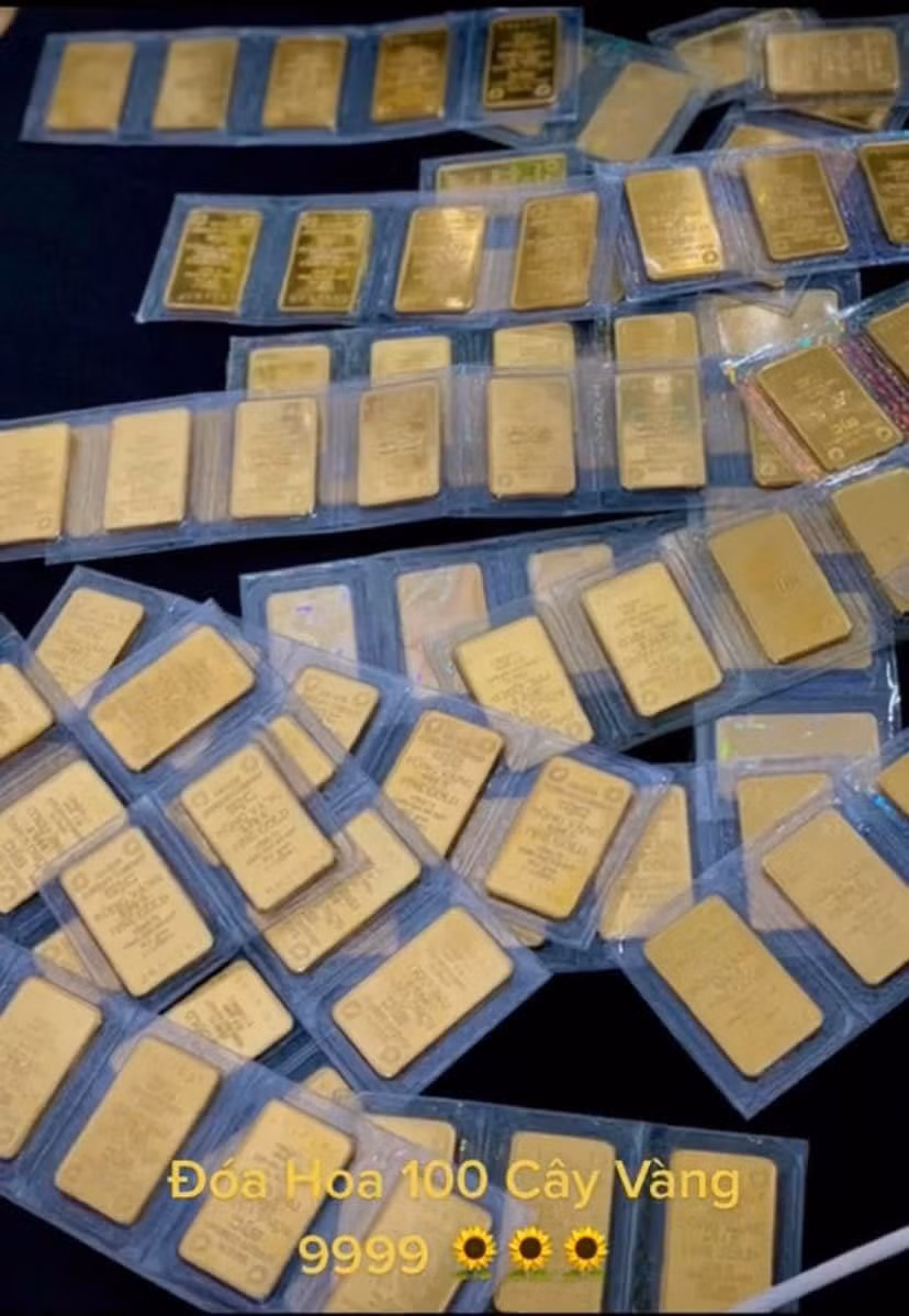 Theo tiết lộ của người tạo ra món quà 8/3 toàn mùi tiền này cho biết cách đây khoảng 3 ngày, anh nhận được 1 đơn đặt hàng từ vị khách khoảng 50 tuổi, đến từ Cần Thơ.