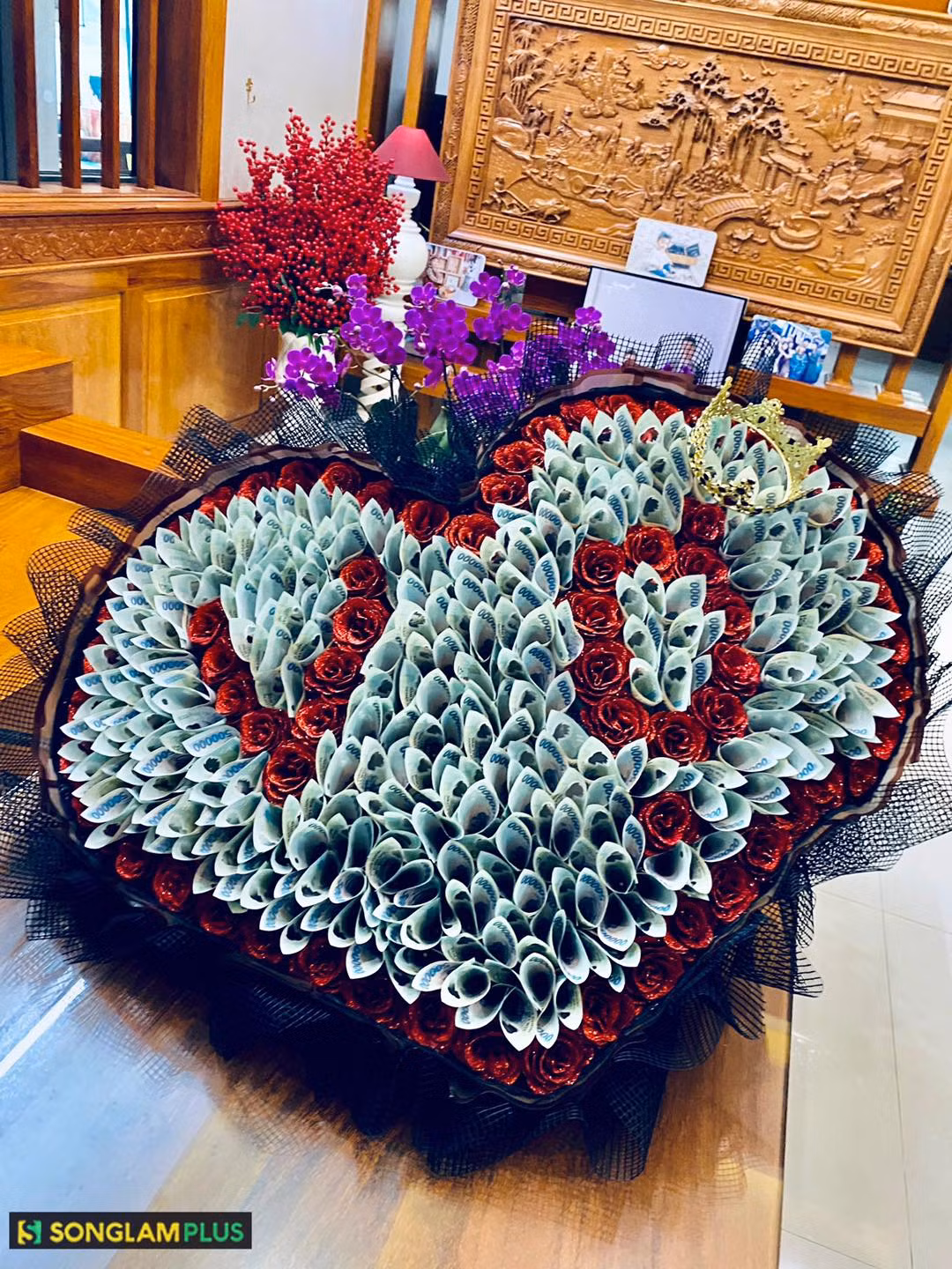 Cũng theo anh Đ., anh từng nhận được nhiều đơn hàng từ các đại gia đến từ mảnh đất Tây đô. Thế nhưng khi gia công bó hoa cho vị khách “chơi sộp” này, anh cảm thấy khá lo vì giá trị của nó rất cao, cố gắng làm từng công đoạn để không xảy ra sai sót.