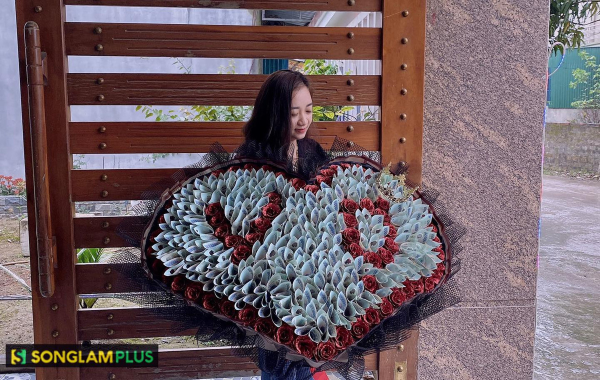 Anh Đ. cho hay: "Tôi mất đến 2 tiếng mới có thể trang trí xong, vì phải sử dụng ống nhựa và keo dán để đính từng miếng vàng sao cho thật chắc chắn, nhưng vẫn đảm bảo phần bao đựng vàng không bị rách hay trầy xước".