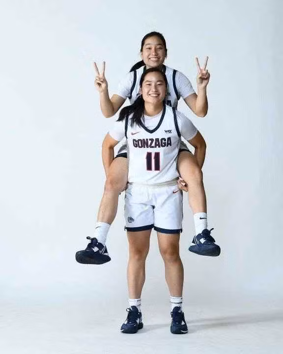 Cặp đôi chị em này tiến vào giải Vô địch bóng rổ sinh viên toàn quốc của Mỹ (NCAA March Madness) nhưng dừng chân ở Tứ kết vùng.