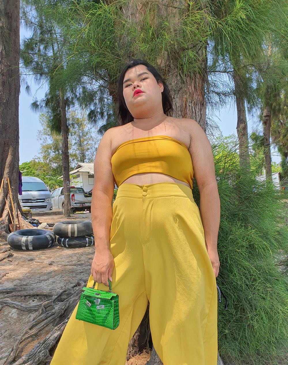 So với trước đây, dù cô "vẫn lố" như ngày nào, nhưng gu thời trang đã cải thiện hơn rất nhiều, ít màu mè lòe loẹt, thay vào đó là sự kín đáo, thanh thoát, nữ tính.