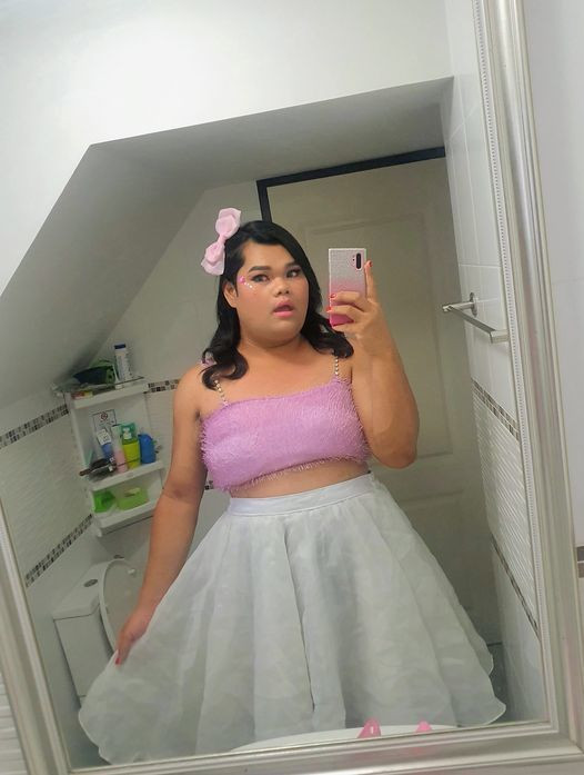 Suốt bao năm qua, cô vẫn chia sẻ những khoảnh khắc vui vẻ và thể hiện hết cái tôi trên mạng, kệ suy nghĩ của người khác.