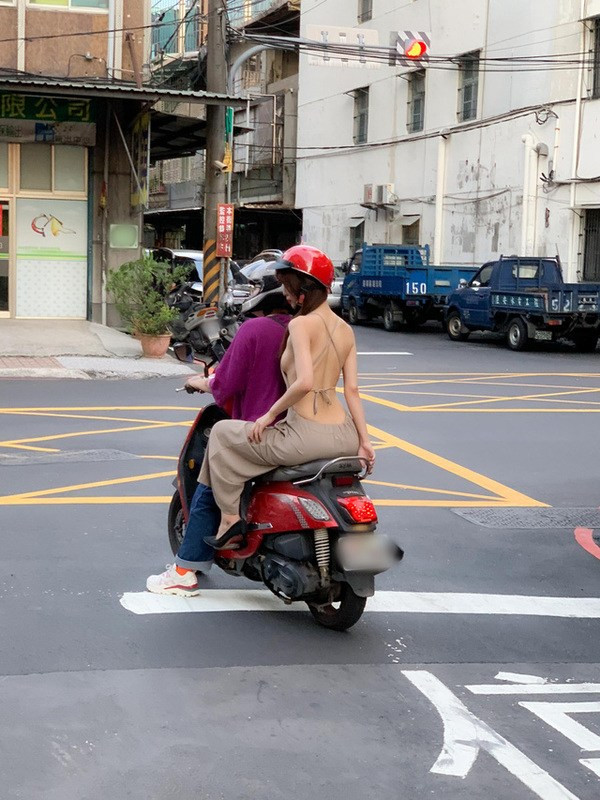 Cư dân mạng tỏ ra khá là khó hiểu với kiểu thời trang này. Nhiều người khuyên cô gái với lời lẽ đầy xóc xiểm: "Cởi trần luôn đi", "Cởi hết ra đi, khỏi mặc nữa", "Mặc như không mặc",...