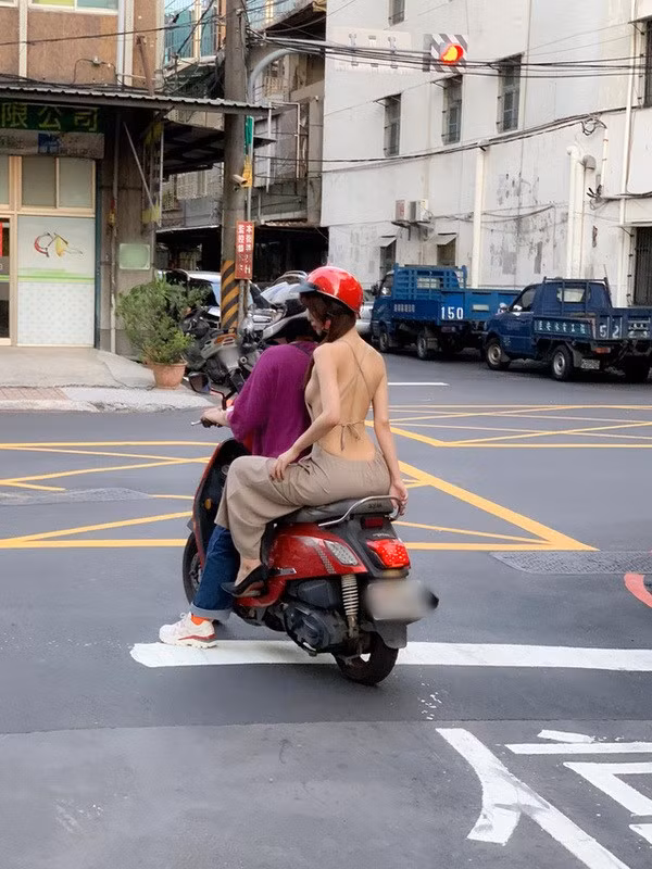 Cư dân mạng tỏ ra khá là khó hiểu với kiểu thời trang này. Nhiều người khuyên cô gái với lời lẽ đầy xóc xiểm: "Cởi trần luôn đi", "Cởi hết ra đi, khỏi mặc nữa", "Mặc như không mặc",...