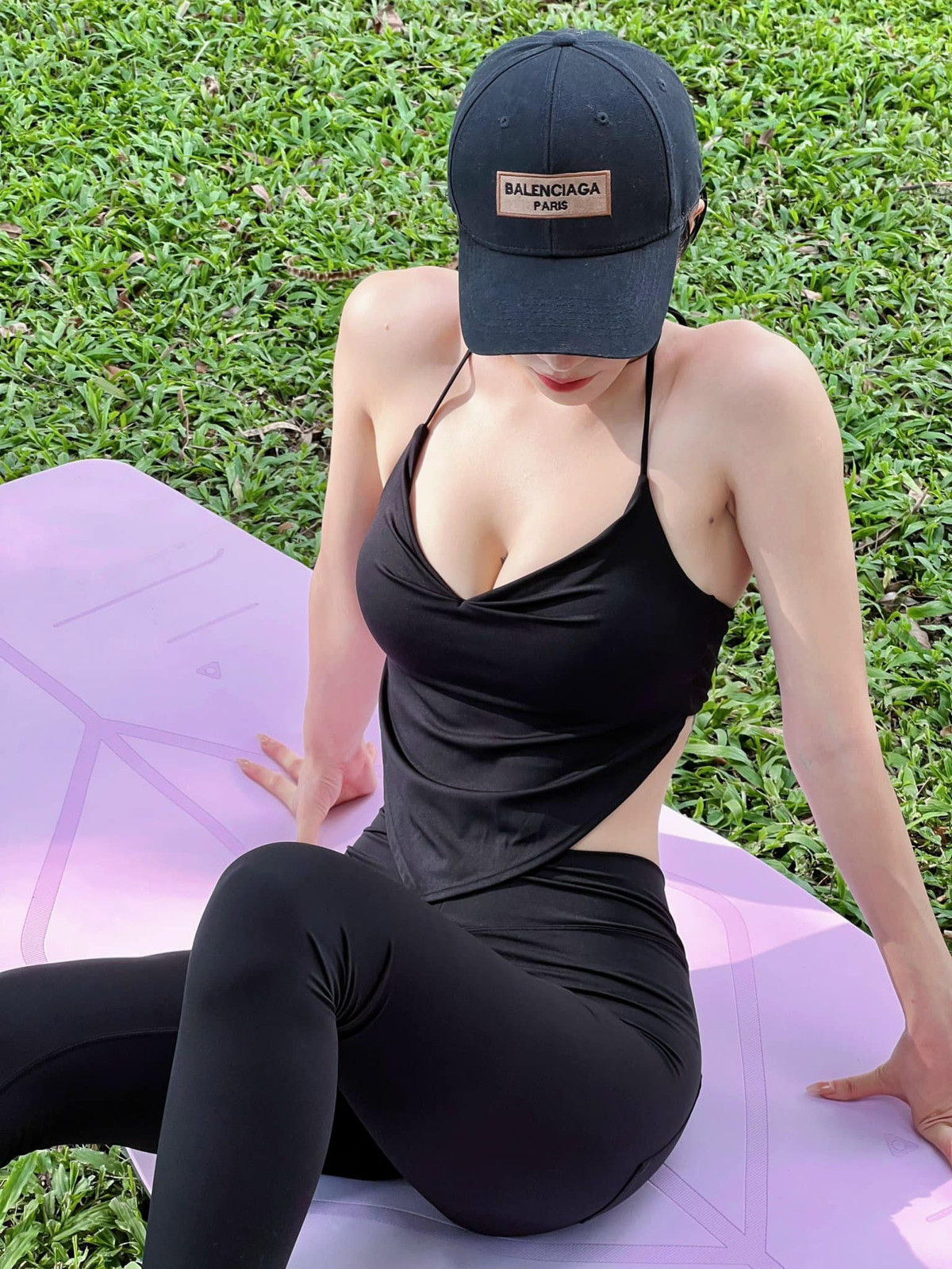 Theo Ngọc Bích chia sẻ, cô tự tin diện kiểu áo yếm này đi tập thể dục vì nó có chất liệu thun, co giãn, ôm sát cơ thể, phía sau được thiết kế bằng dây to bản thay vì buộc dây đơn giản như bình thường, có tác dụng nâng đỡ vòng 1, bên trong còn được may thêm lớp mút đệm nhẹ, hoạt động khá tốt và bảo vệ vòng 1 hiệu quả.